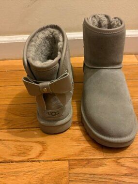 UGG Women's Ultra Mini Bailey Boot, Leather Bow, Sz 10, Worn Once